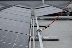 Arbeiten auf dem Dach: Sicherheit hat oberste Priorität