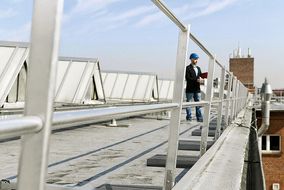 Professionelle Prüfung von Absturzsicherungssystemen