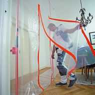 HEYLO: Staubschutzwand schottet Arbeitsbereiche ab