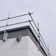 HAKOS: Flachdach-Randsicherung mit Seitenunfallschutz