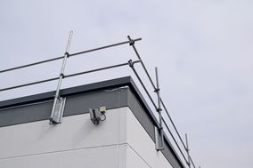 HAKOS: Flachdach-Randsicherung mit Seitenunfallschutz