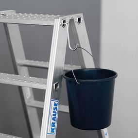 Effektiveres Arbeiten auf der Leiter: Eimerhaken bringt Arbeitserleichterung 