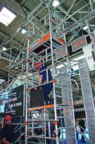 Layher Steigtechnik: Neues Fahrgerüst für die sichere Montage – auch auf engem Raum