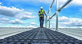 Kee Safety: Laufsteg- System um Schutzgeländer- bausatz erweitert