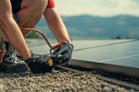 Preising: Absturzsicherung für Arbeiten auf Flachdächern