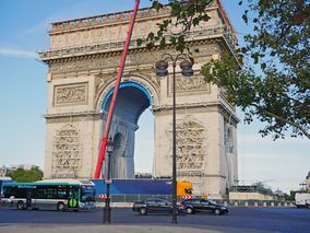 Zurrgurte von Dolezych sichern Verhüllung des Arc de Triomphe