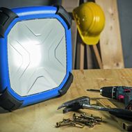 AS - Schwabe: LED-Arbeitsleuchte reduziert störende Schattenbildung