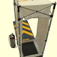 Hughes: Tragbare Dekontaminations Sprühnebeldusche