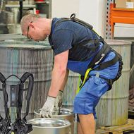 Rückenfreundlich Heben: Exoskelette als Unterstützung