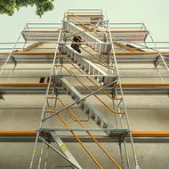 Peri setzt auf systemintegrierten vorlaufenden Seitenschutz