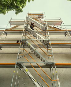 Peri setzt auf systemintegrierten vorlaufenden Seitenschutz