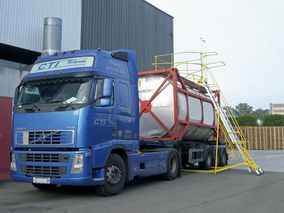 TRIAX: Gütertransport per Lkw - Mobile Sicherheitsleiter beugt Arbeitsunfällen vor