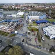 Anhängerkran schützt erstmals bei Dacharbeiten vor dem Absturz