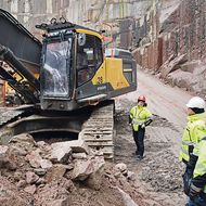 Windschutzscheibe versus 10 t schweren Felsbrocken