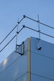 HAKOS: Seitenunfallschutz jetzt bis 30° Dachneigung einsetzbar 