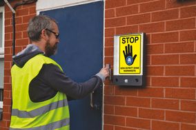 BRADY: Der »Schild-Wächter« für mehr Sicherheit auf Baustellen