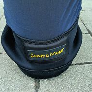 Chaps & More: Zwei neue Knieschoner und ein Spritzschutz  für die Beine