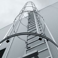 Professionelle Prüfung von ortsfesten Steigleitern