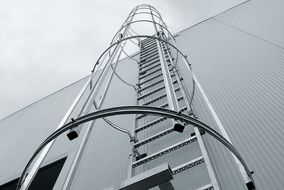 Professionelle Prüfung von ortsfesten Steigleitern