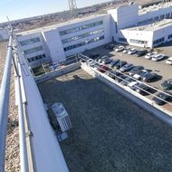 Seitenschutzsysteme erm&ouml;glichen effizientes Arbeiten auf dem Flachdach