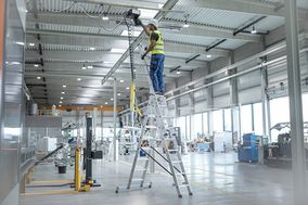 Günzburger Steigtechnik: Neue TRBS-konforme Mehrzweckleiter