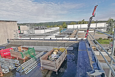 Sifatec GmbH & Co. KG Ger&uuml;st- und Befestigungsmodule Dachsanierung f&uuml;r traditionellen Schulkomplex 