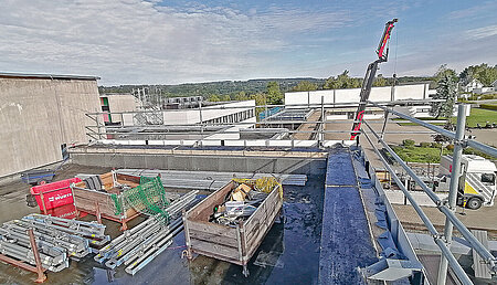 Sifatec GmbH & Co. KG Ger&uuml;st- und Befestigungsmodule Dachsanierung f&uuml;r traditionellen Schulkomplex 