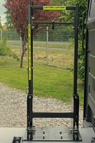 Schoon Fahrzeugsysteme & Metalltechnik: Stampferlift als Hebehilfe und Ladungssicherung