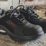 Auch für Problemfüße gibt es passende Sicherheits­schuhe