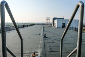 SIFATEC: Individuelle Gerüstlösung bei Dachsanierung in Karlsruhe