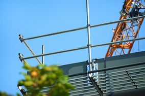 HAKOS: Flachdach- sicherung ohne Kontergewichte