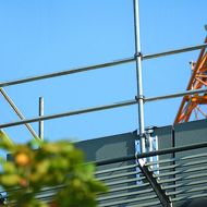 HAKOS: Flachdach- sicherung ohne Kontergewichte