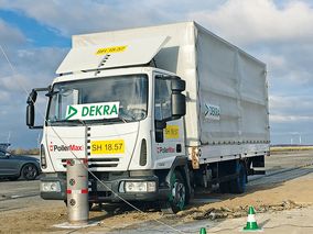 POLLERMAX/ISCHEBECK: Anschlagschutz-Pollersystem beweist seine Praxistauglichkeit im Crashtest