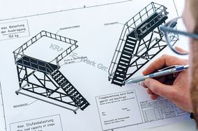 Mit Rat und Tat zur Seite stehen