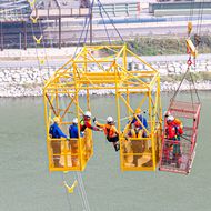 Teufelberger: Höhensicherung beim Bau neuer Hängebrücke im Einsatz