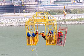 Teufelberger: Höhensicherung beim Bau neuer Hängebrücke im Einsatz
